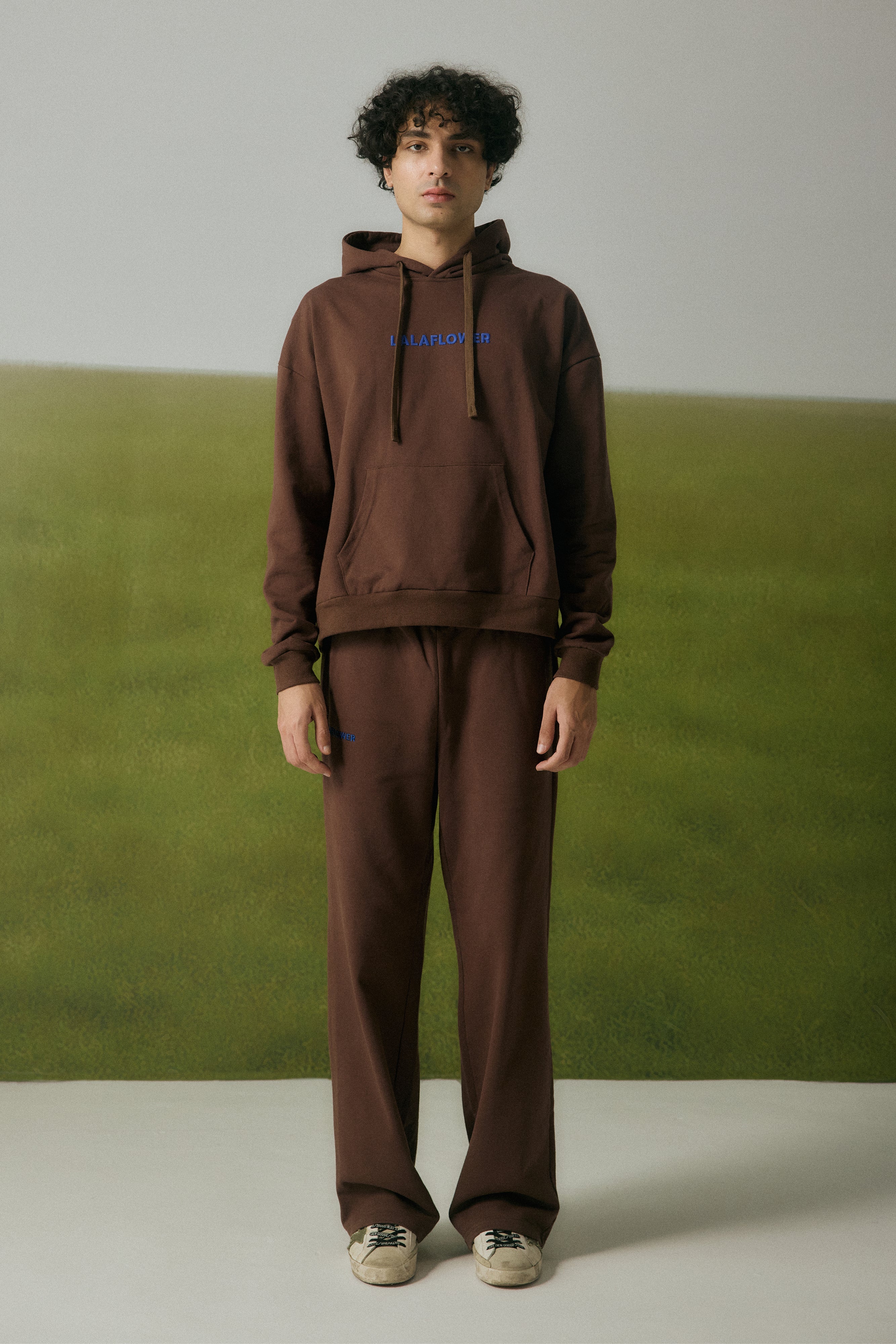 COFFEE SWEATPANTS WITH BLUE EMBROIDERY