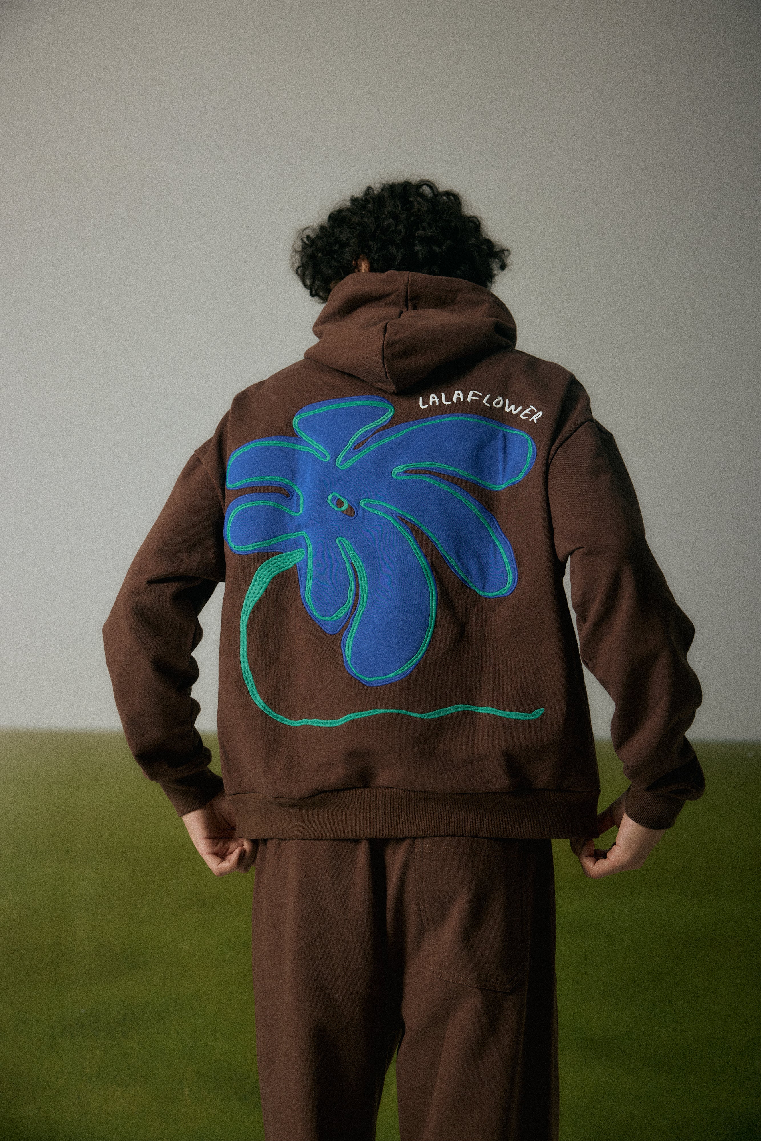 COFFEE OVERSIZED HOODIE IN THE BLUEMER EMBROIDERY