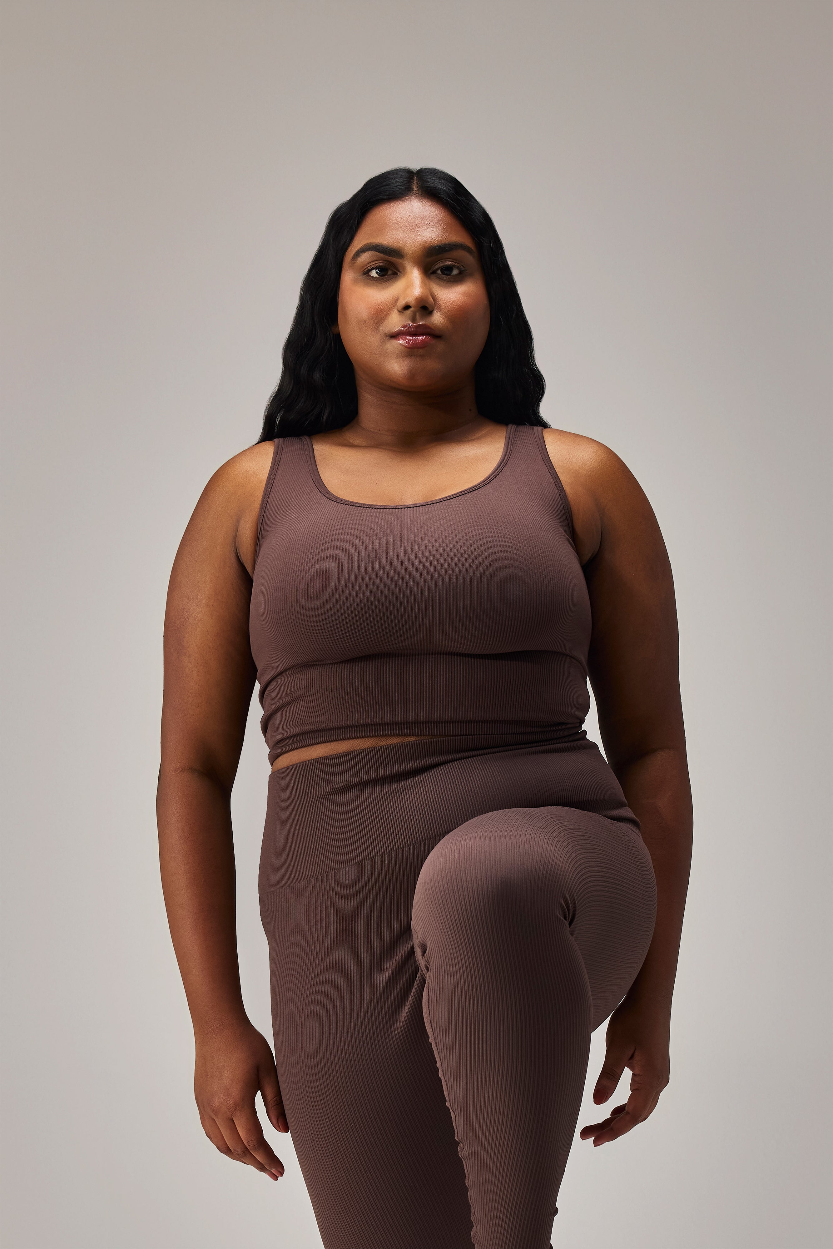 SEAMLESS CROP TOP (SLEEVELESS) - COFFEE