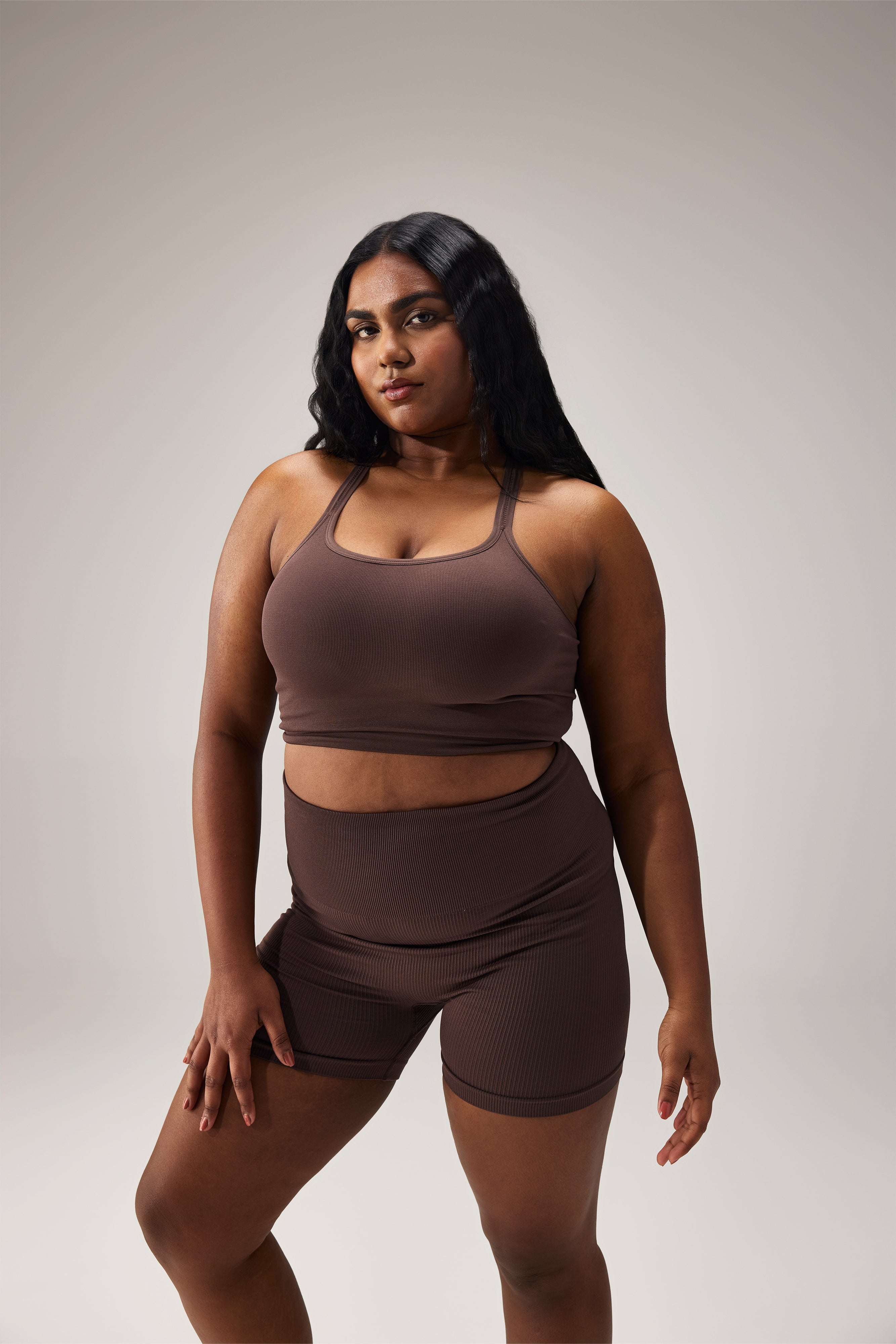 SEAMLESS CROSS BRA - COFFEE