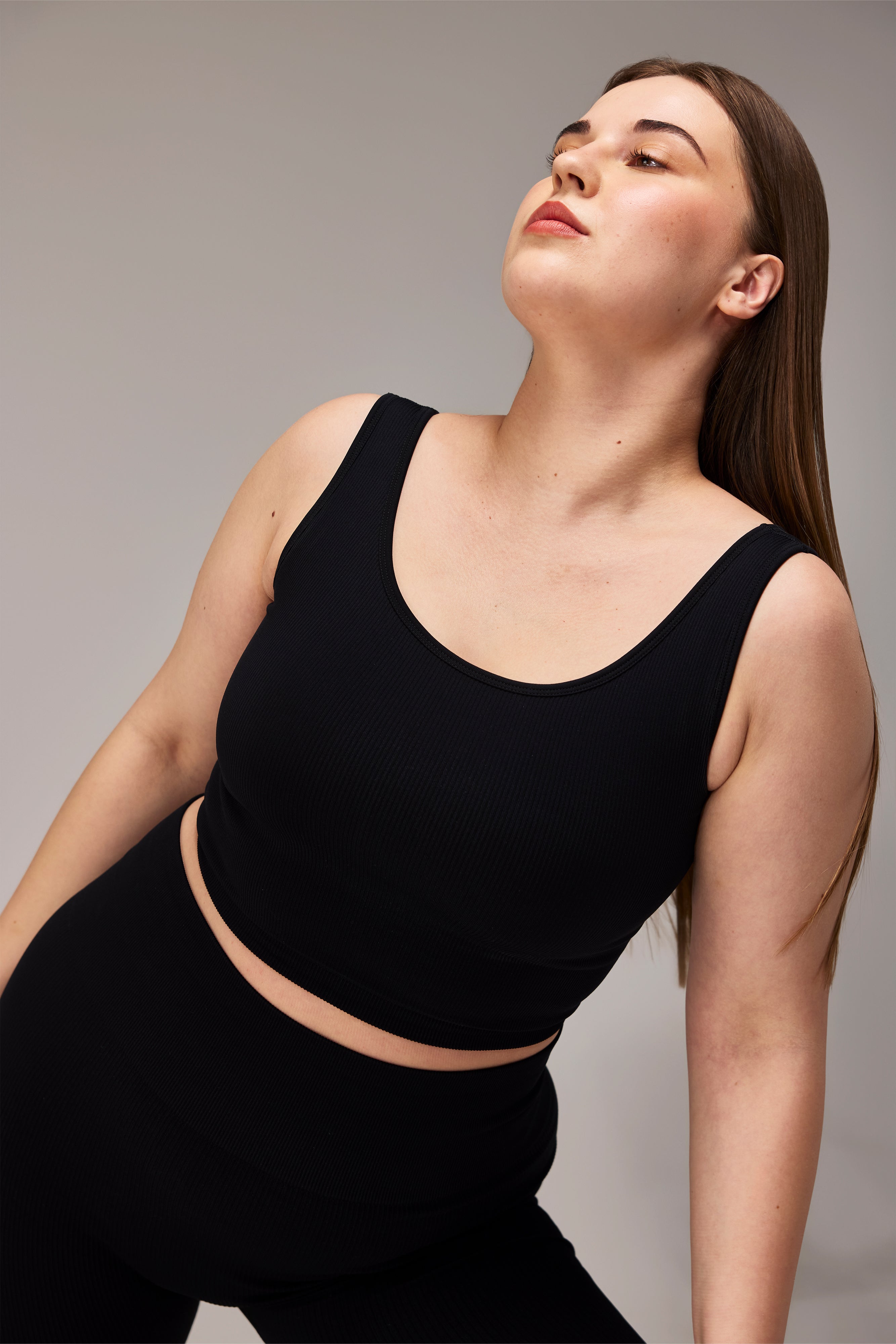 SEAMLESS CROP TOP (SLEEVELESS) - BLACK