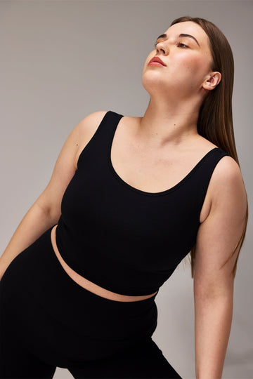 SEAMLESS CROP TOP (SLEEVELESS) - BLACK
