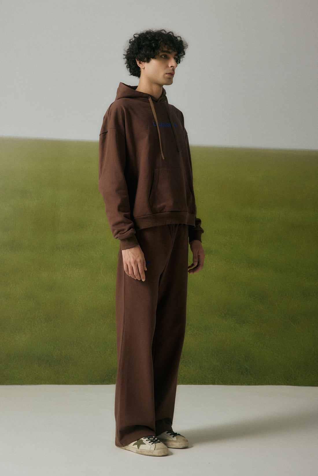 COFFEE SWEATPANTS WITH BLUE EMBROIDERY