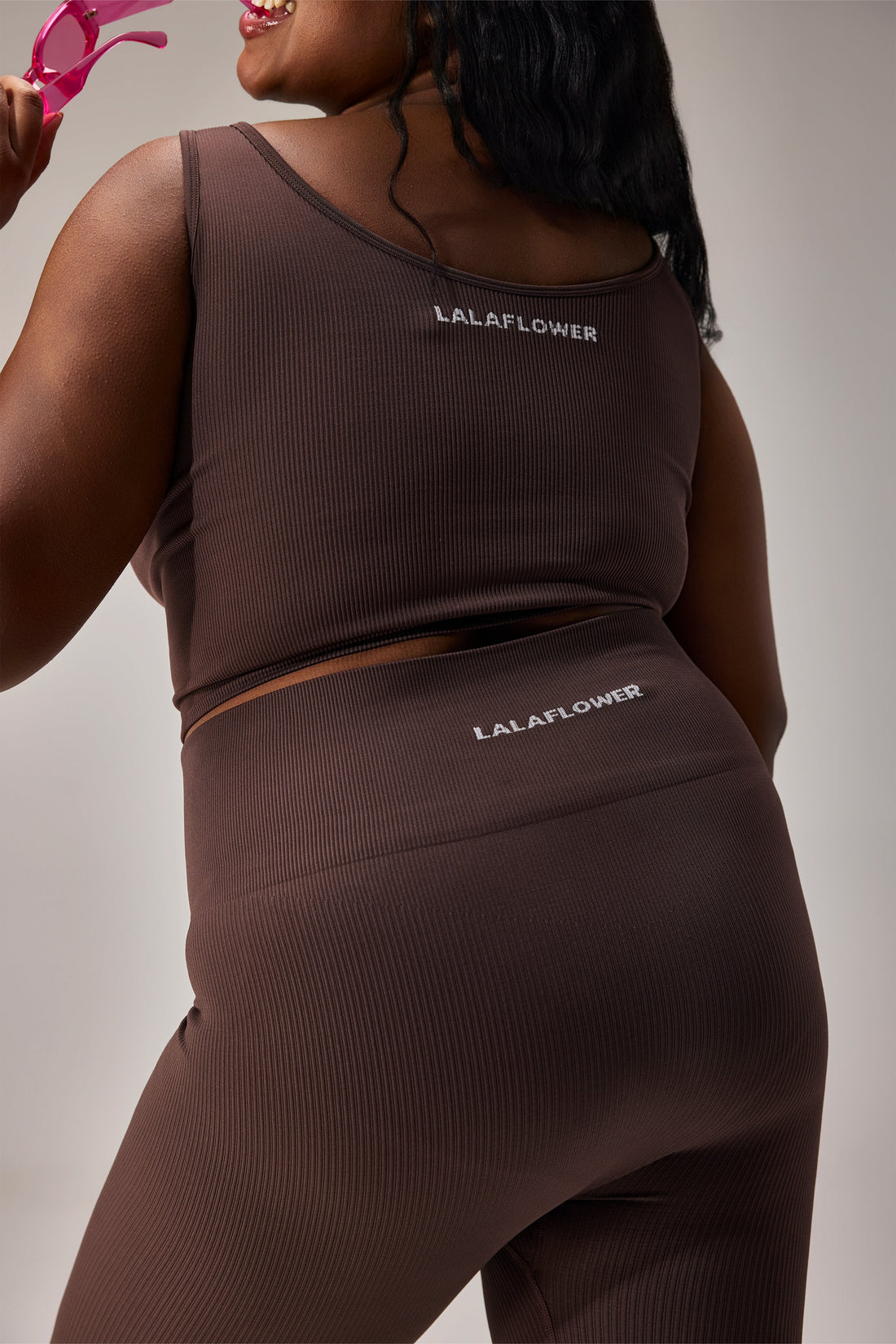 SEAMLESS CROP TOP (SLEEVELESS) - COFFEE