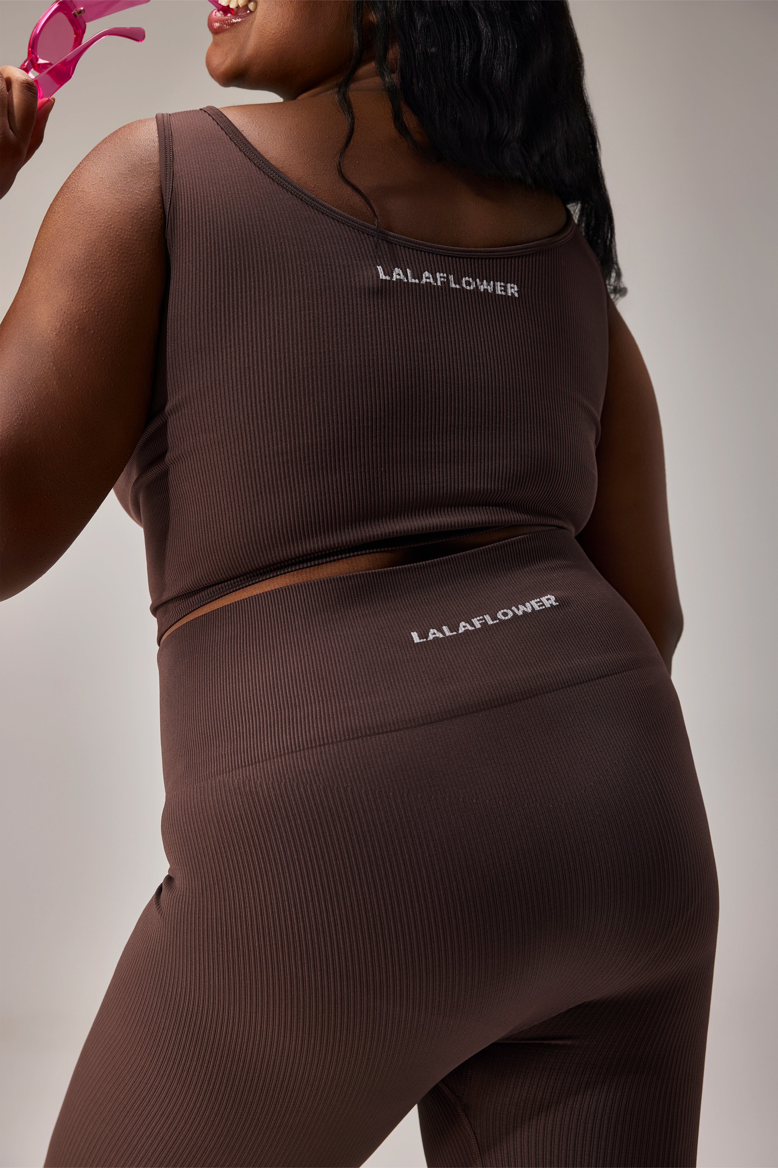 SEAMLESS CROP TOP (SLEEVELESS) - COFFEE