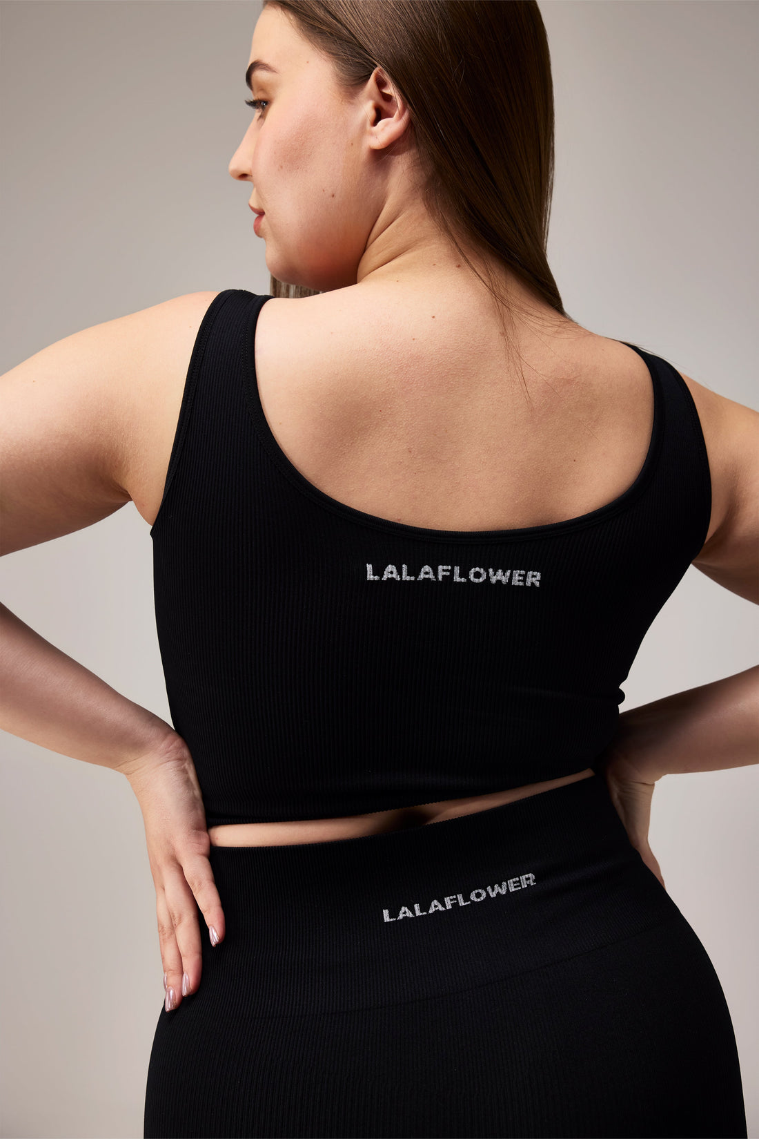 SEAMLESS CROP TOP (SLEEVELESS) - BLACK