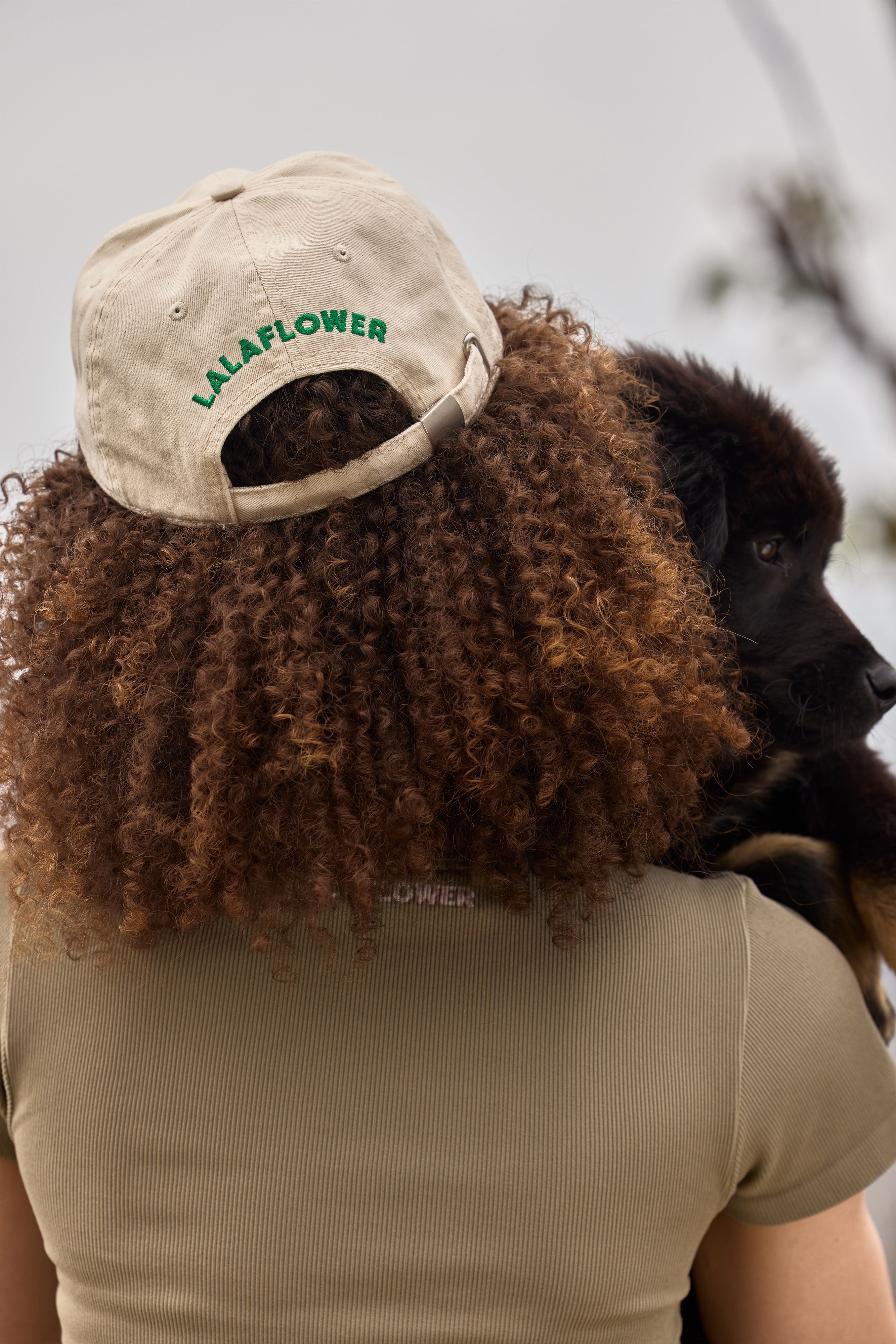 CREAM BASEBALL CAP WITH GREEN EMBROIDERY