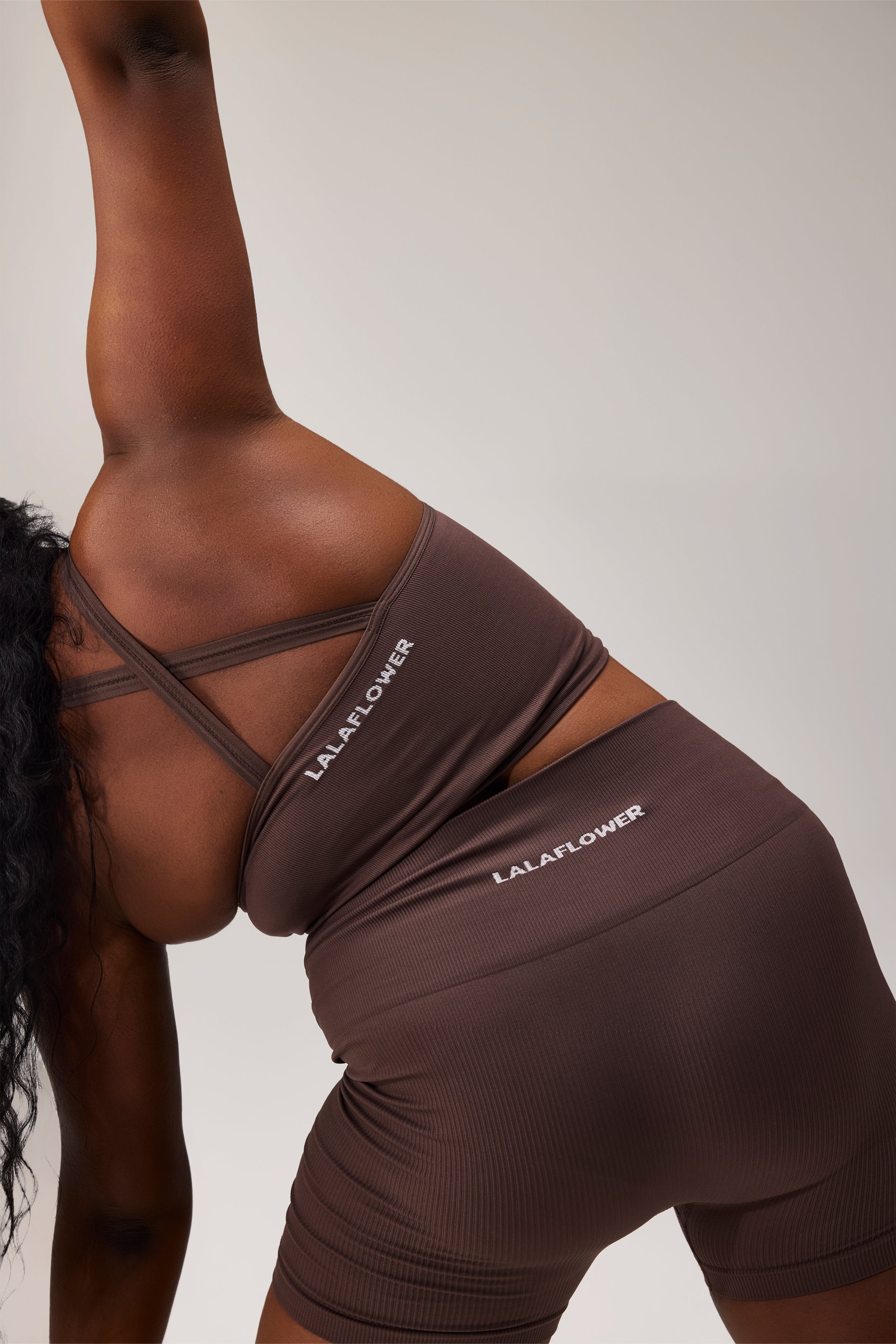 SEAMLESS BIKER SHORTS - COFFEE