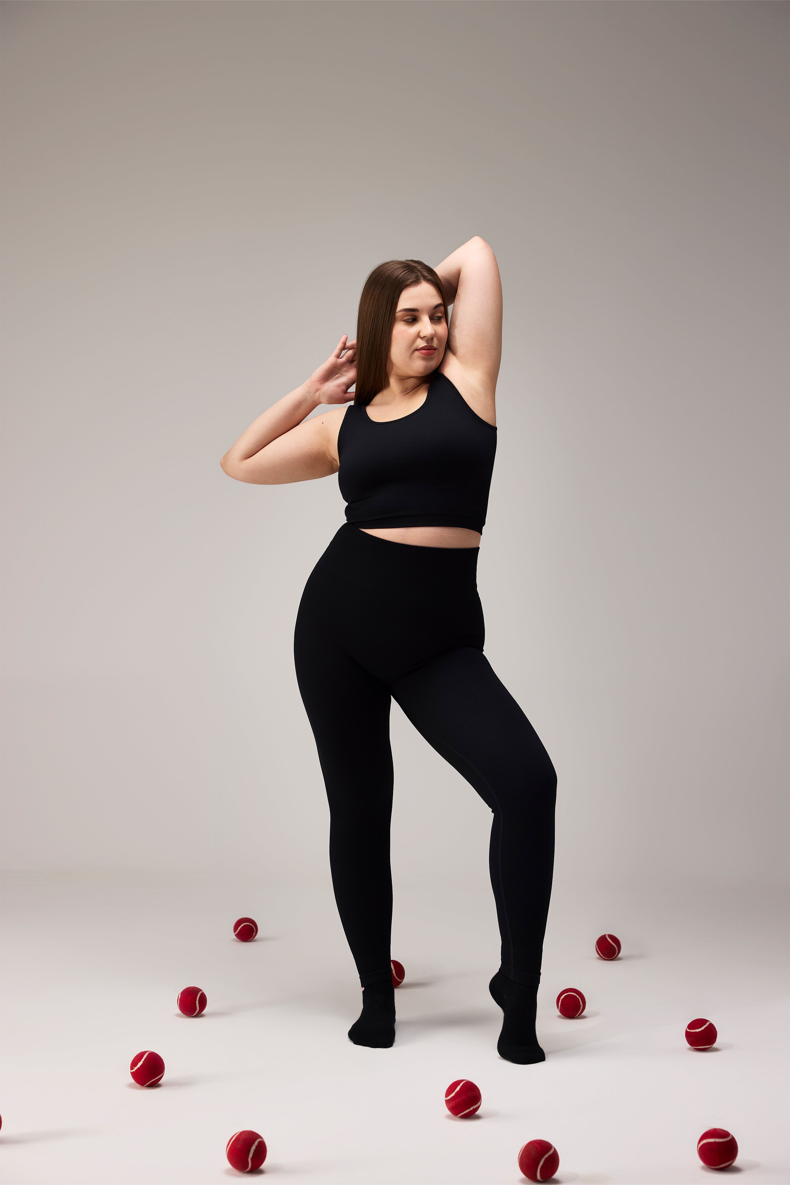 SEAMLESS CROP TOP (SLEEVELESS) - BLACK