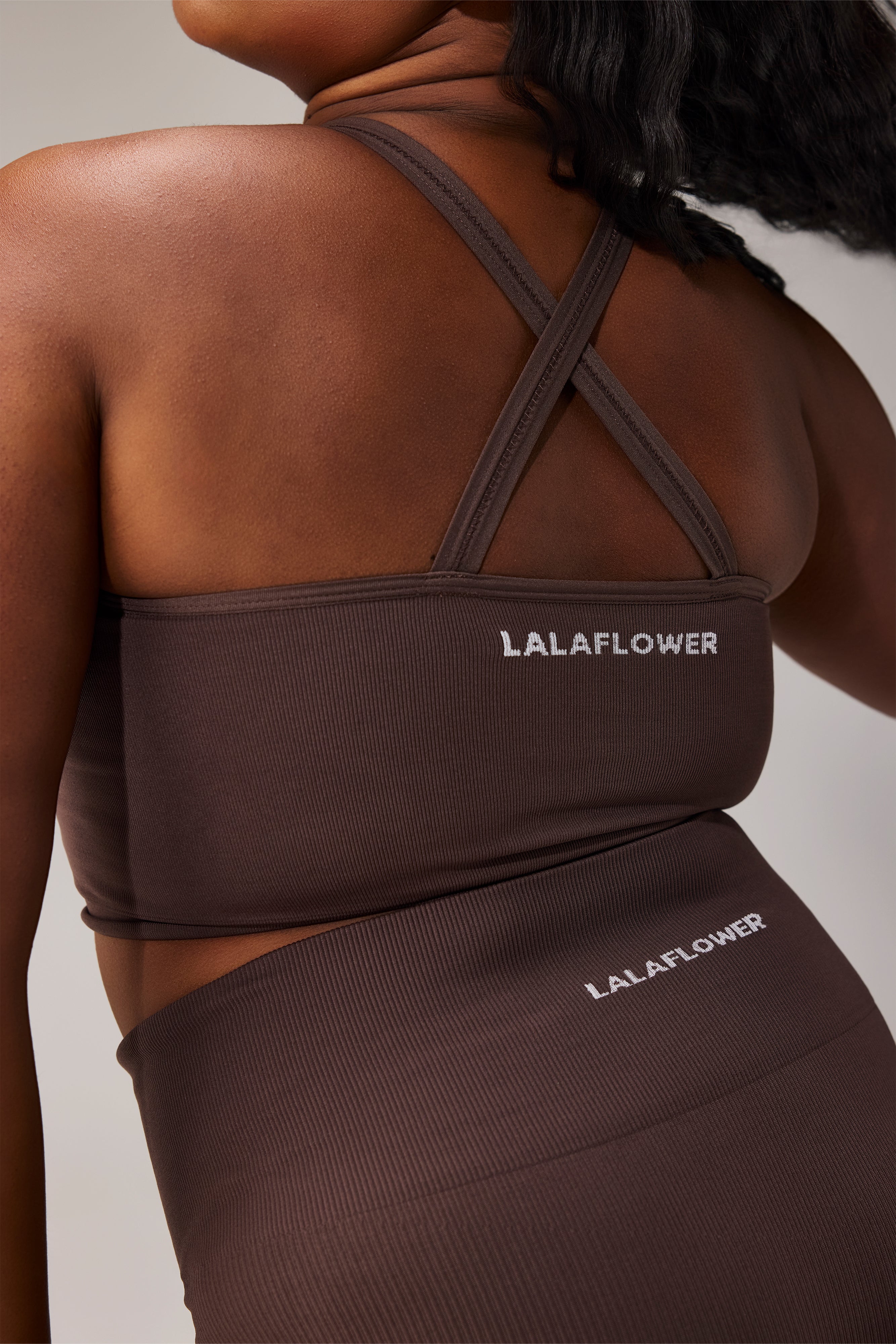 SEAMLESS CROSS BRA - COFFEE