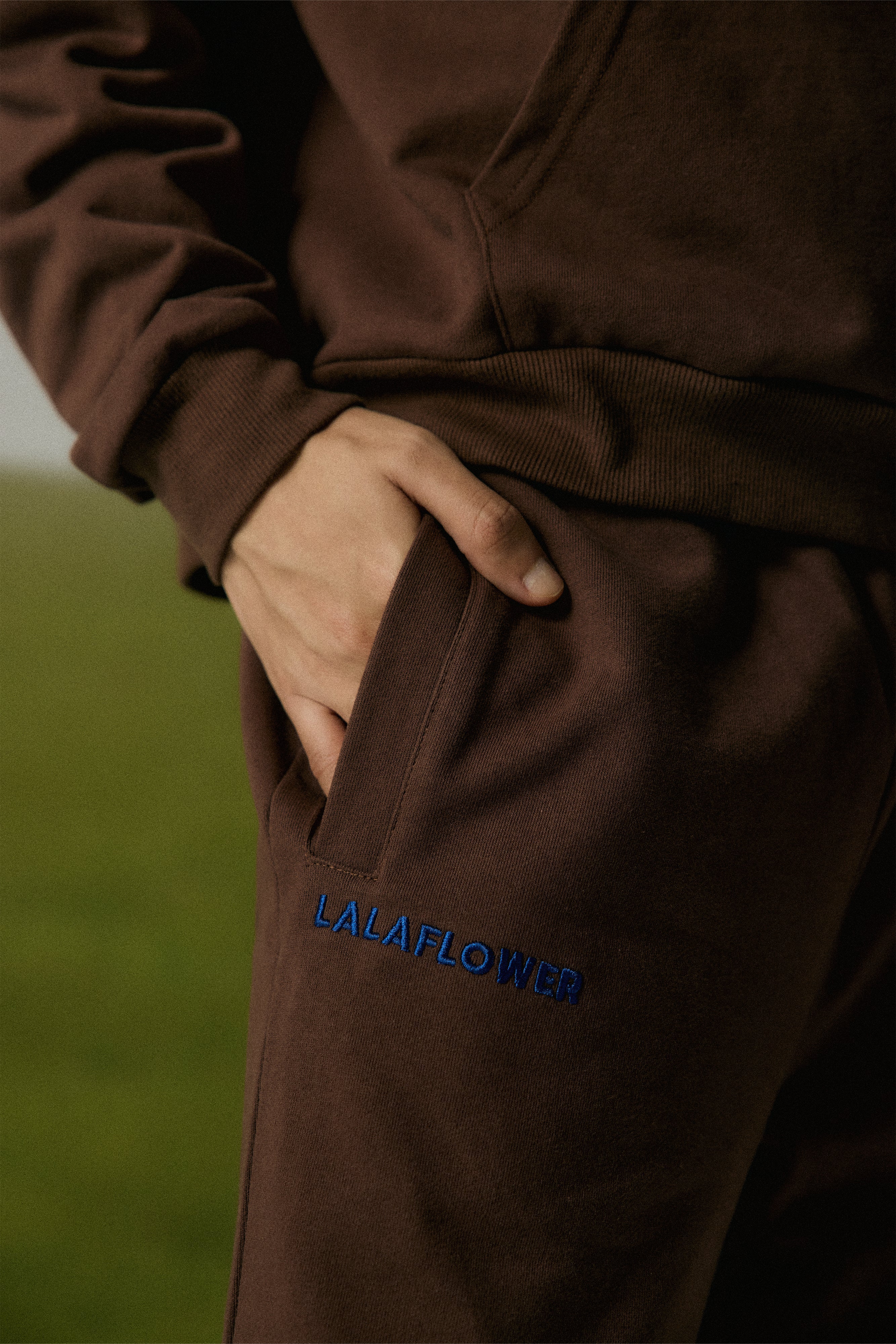 COFFEE SWEATPANTS WITH BLUE EMBROIDERY